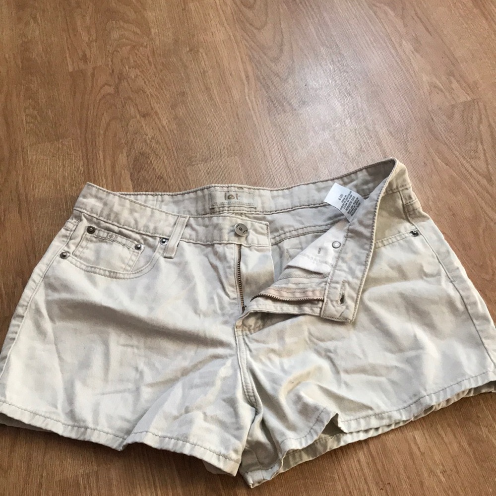 L.E.I Beige shorts